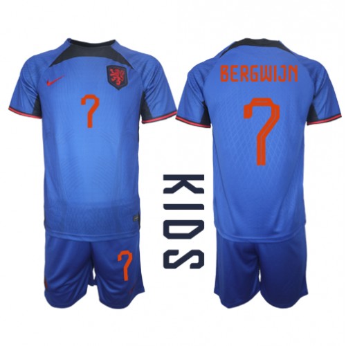 Otroški Nogometni dresi Nizozemska Steven Bergwijn #7 Gostujoči SP 2022 Kratek Rokav (+ Kratke hlače)